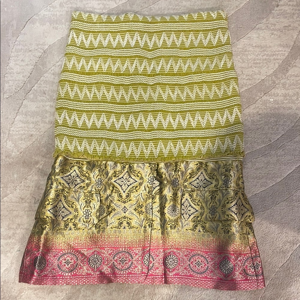 Dior Olive and Gold Patterned Pencil Skirt

Stretch fitted with brocade bottom